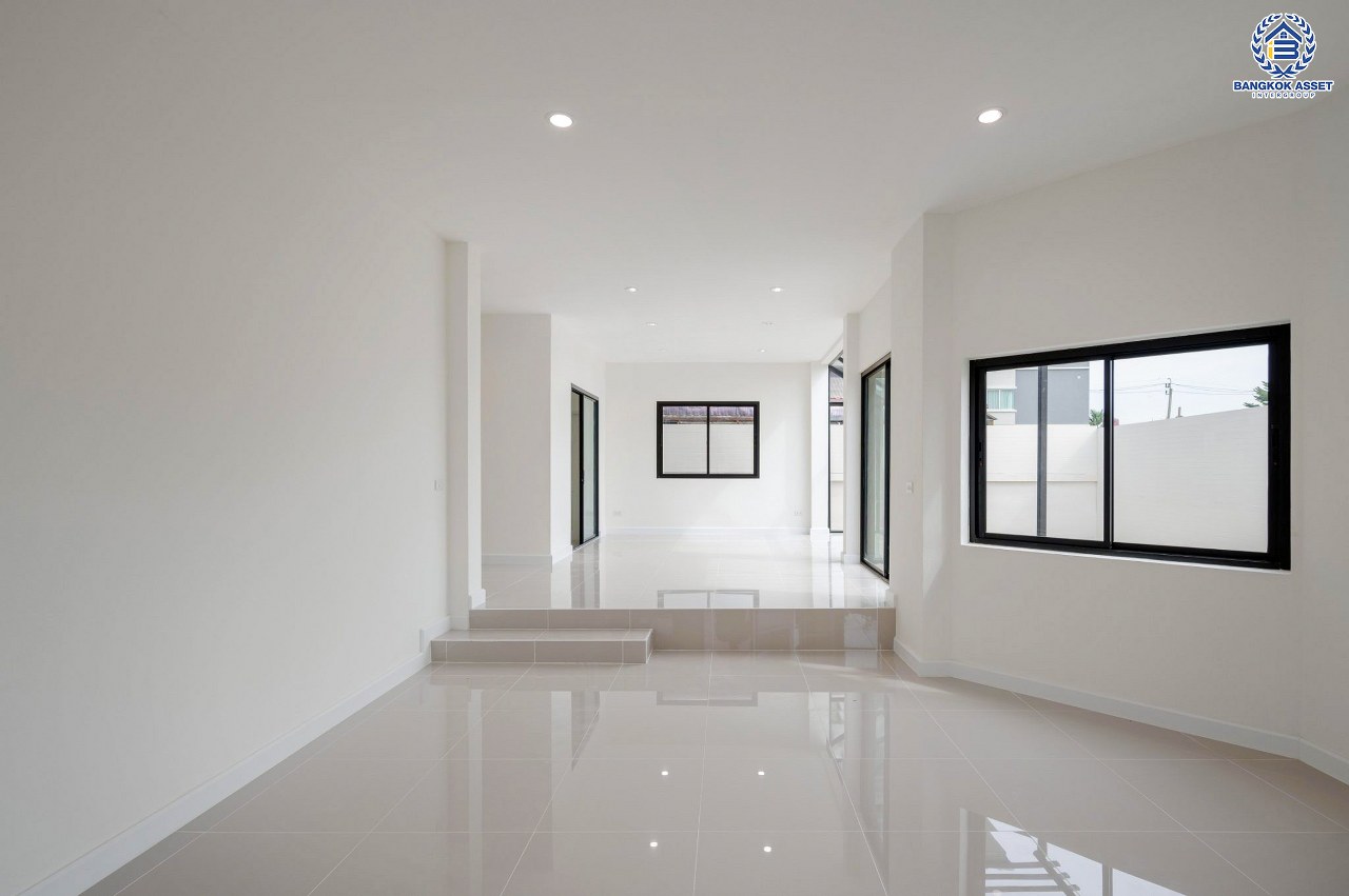 บ้านมือสองตกแต่งใหม่ โครงการ ปฐวีกาญจน์ ประชาชื่น-แจ้งวัฒนะ ทำเลโซนเมือง ดีไซน์สุด Classic ใกล้เซ็นทรัลแจ้งวัฒนะ สนามบินดอนเมือง เดินทางสู่ใจกลางเมืองได้อย่างรวดเร็วด้วย ทางด่วน"ศรีสมาน" และรถไฟฟ้าสายสีชมพู "สถานีเมืองทองธานี" บนเนื้อที่ 61.6 ตร.ว. ฟังก์ชัน 3 ห้องนอน 4 ห้องน้ำ 1 ห้องแม่บ้านพร้อมห้องน้ำ จอดรถได้ 2 คัน